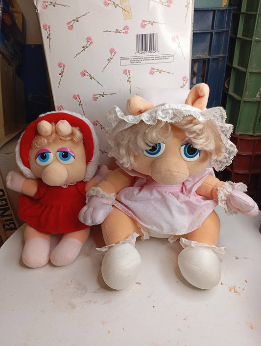 Σετ με 2 συλλεκτικές λούτρινες κούκλες Muppet Babies Miss Piggy