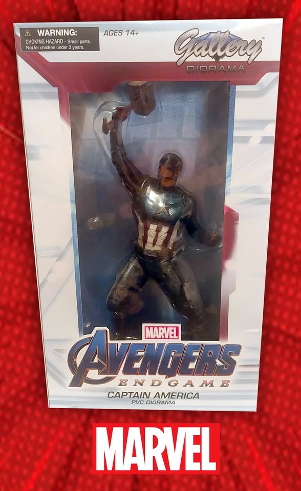 Φιγούρα Marvel Gallery Avengers Endgame με τον Captain America να Ανασηκώνει το σφυρί του Thor.