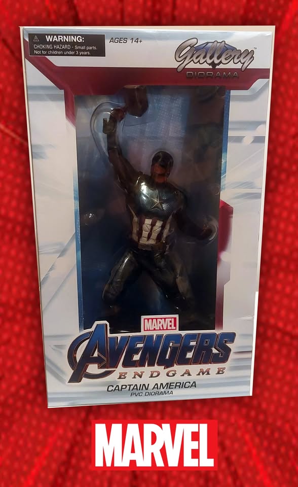 Φιγούρα Marvel Gallery Avengers Endgame με τον Captain America να Ανασηκώνει το σφυρί του Thor.