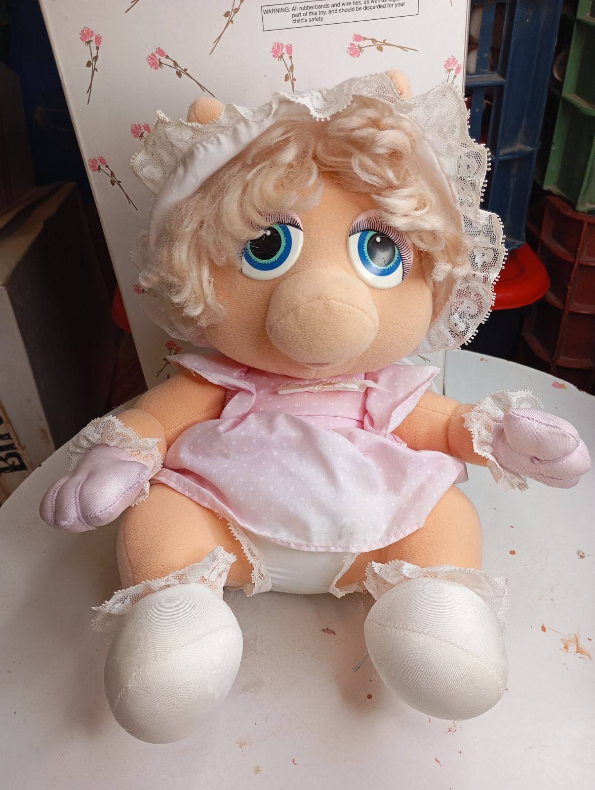 Σετ με 2 συλλεκτικές λούτρινες κούκλες Muppet Babies Miss Piggy