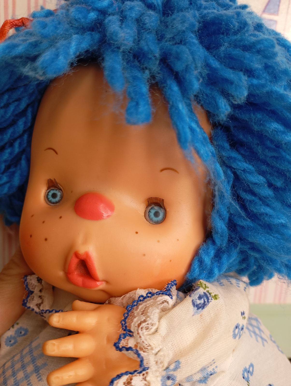 Mπλε  πανέμορφη Παταπούφα  "η κούκλα με την ζεστή καρδιά " της el greco της δεκαετίας του 80 στα 32cm το μεσαίο μέγεθος.